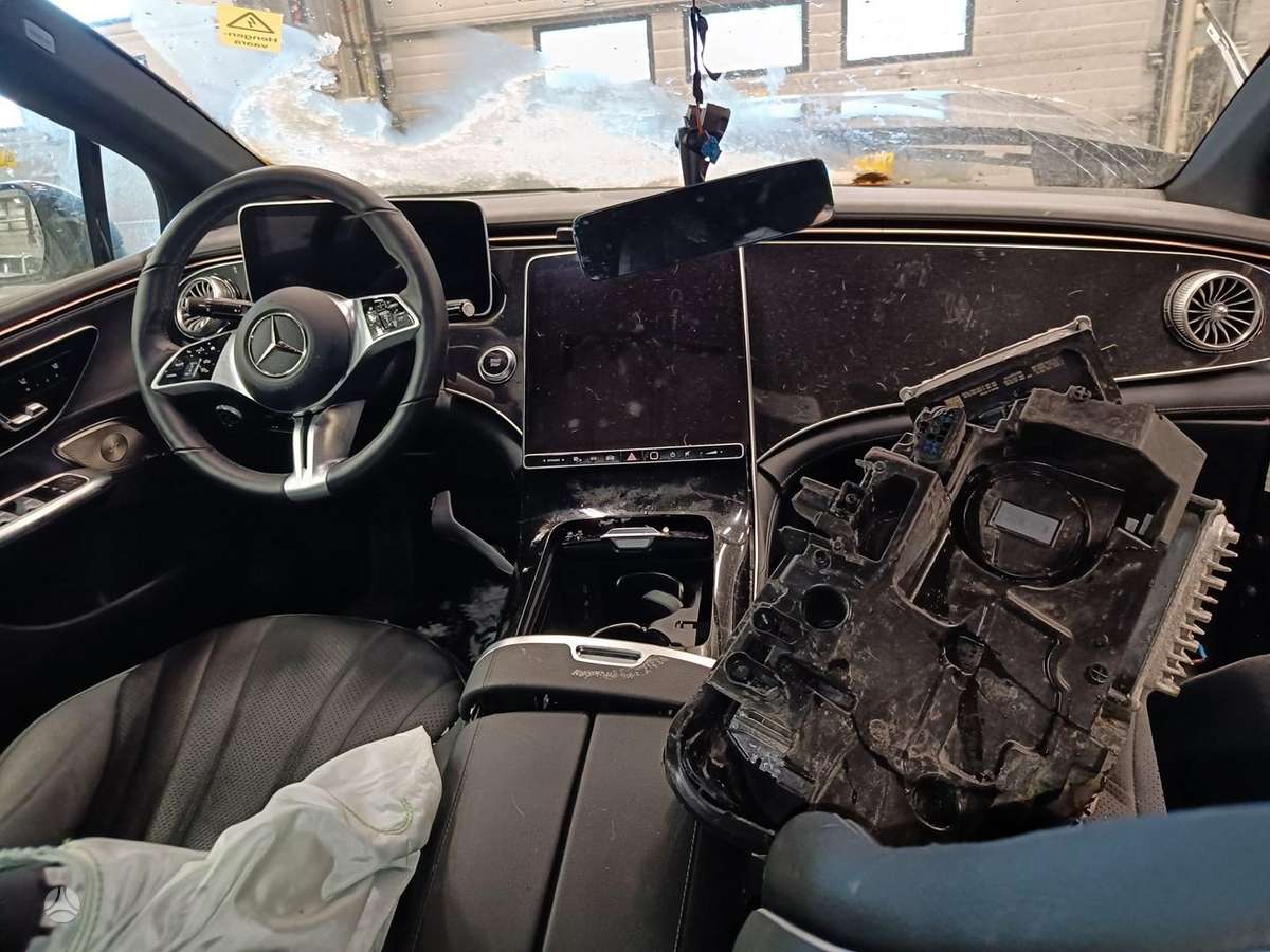 Mercedes-Benz EQE по частям