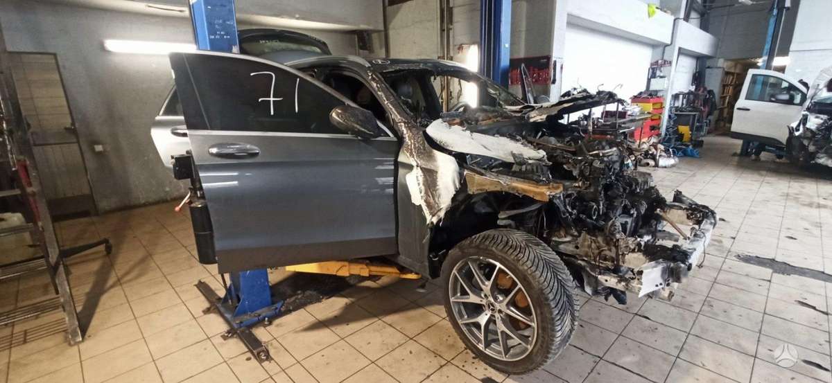 Mercedes-Benz GLC300 dalimis