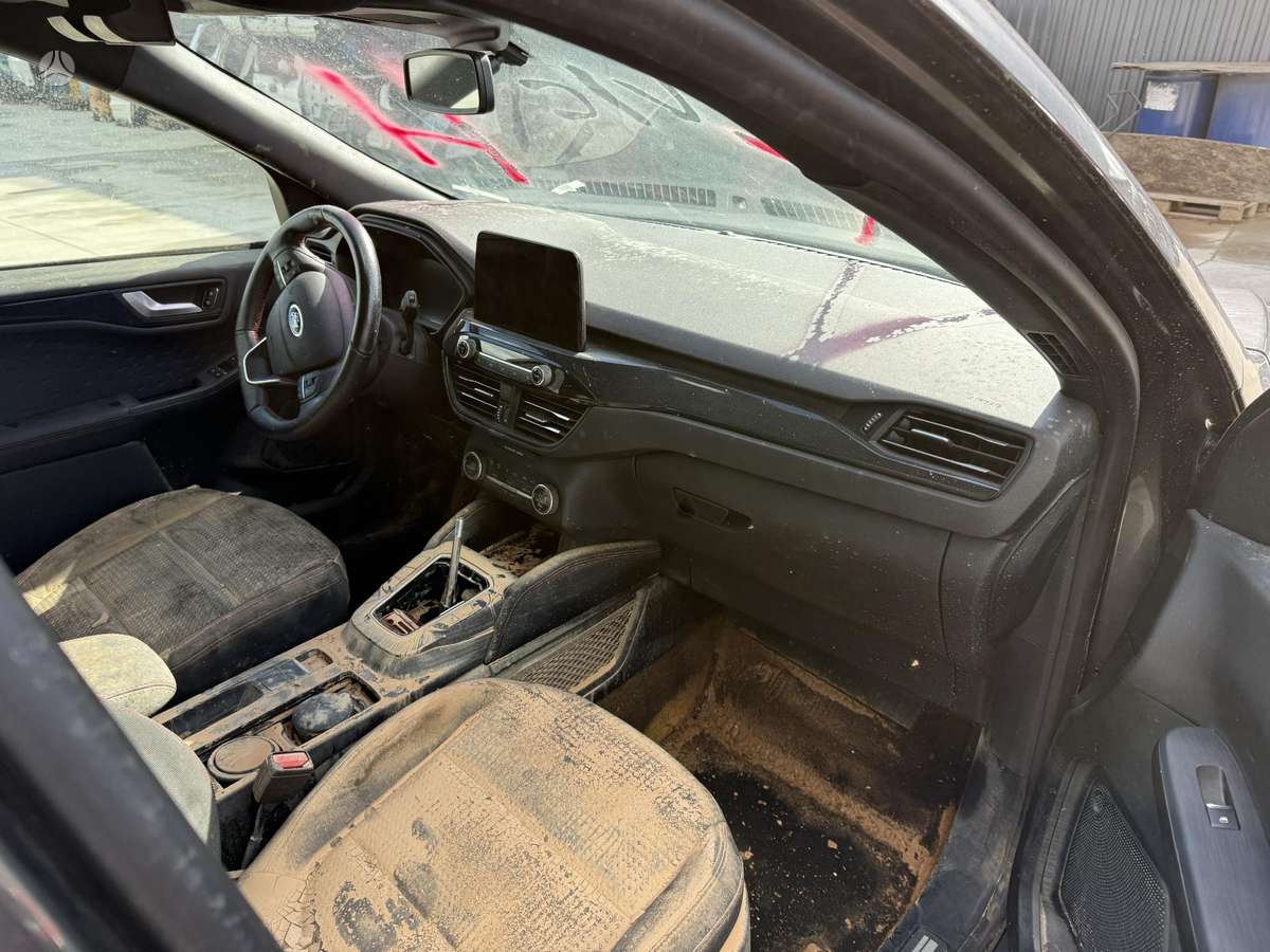 Ford Kuga dalimis