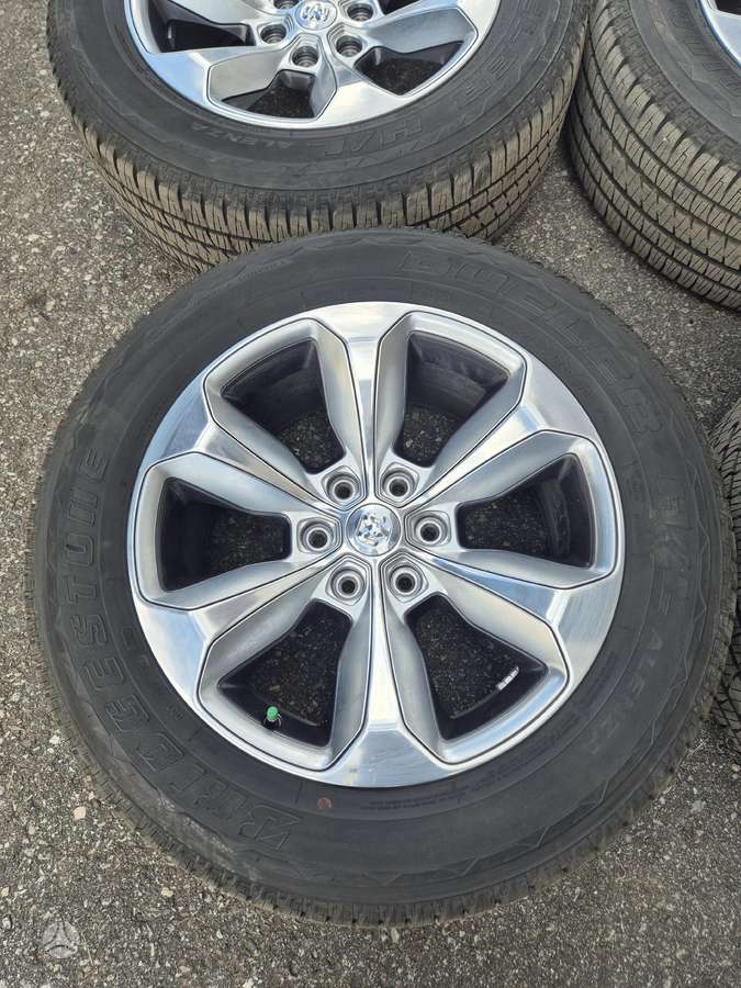 Dodge Ram R20 su padangom ir davikliais 1300