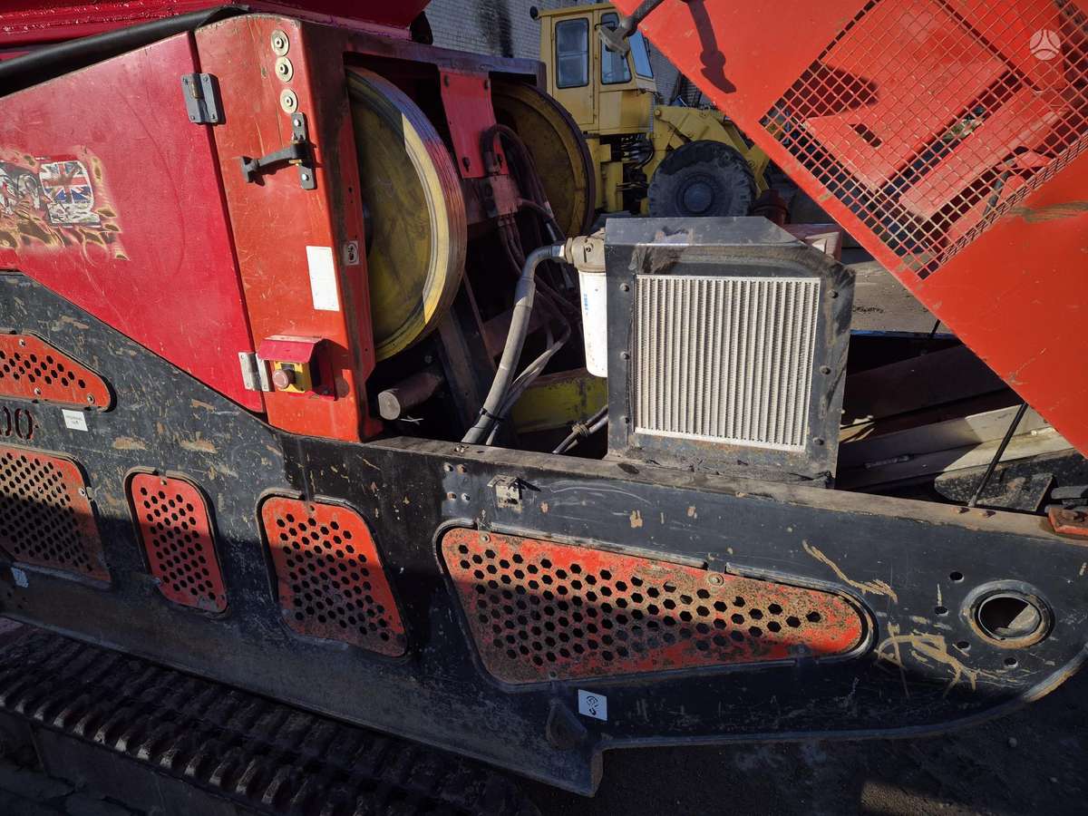 -Kita- Red Rhino 5000, stone crusher