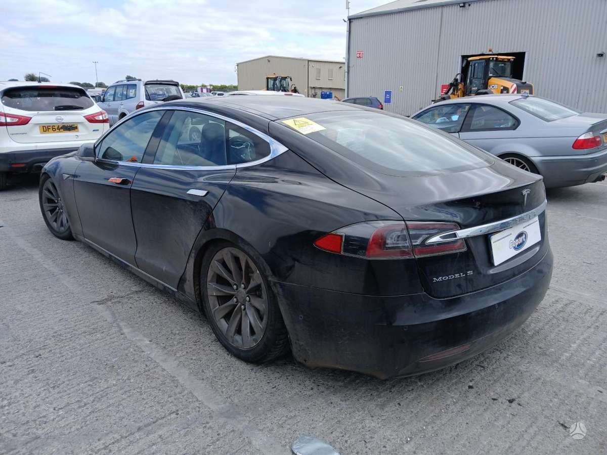 Tesla Model S Auto ardomas platesnė info telefonu