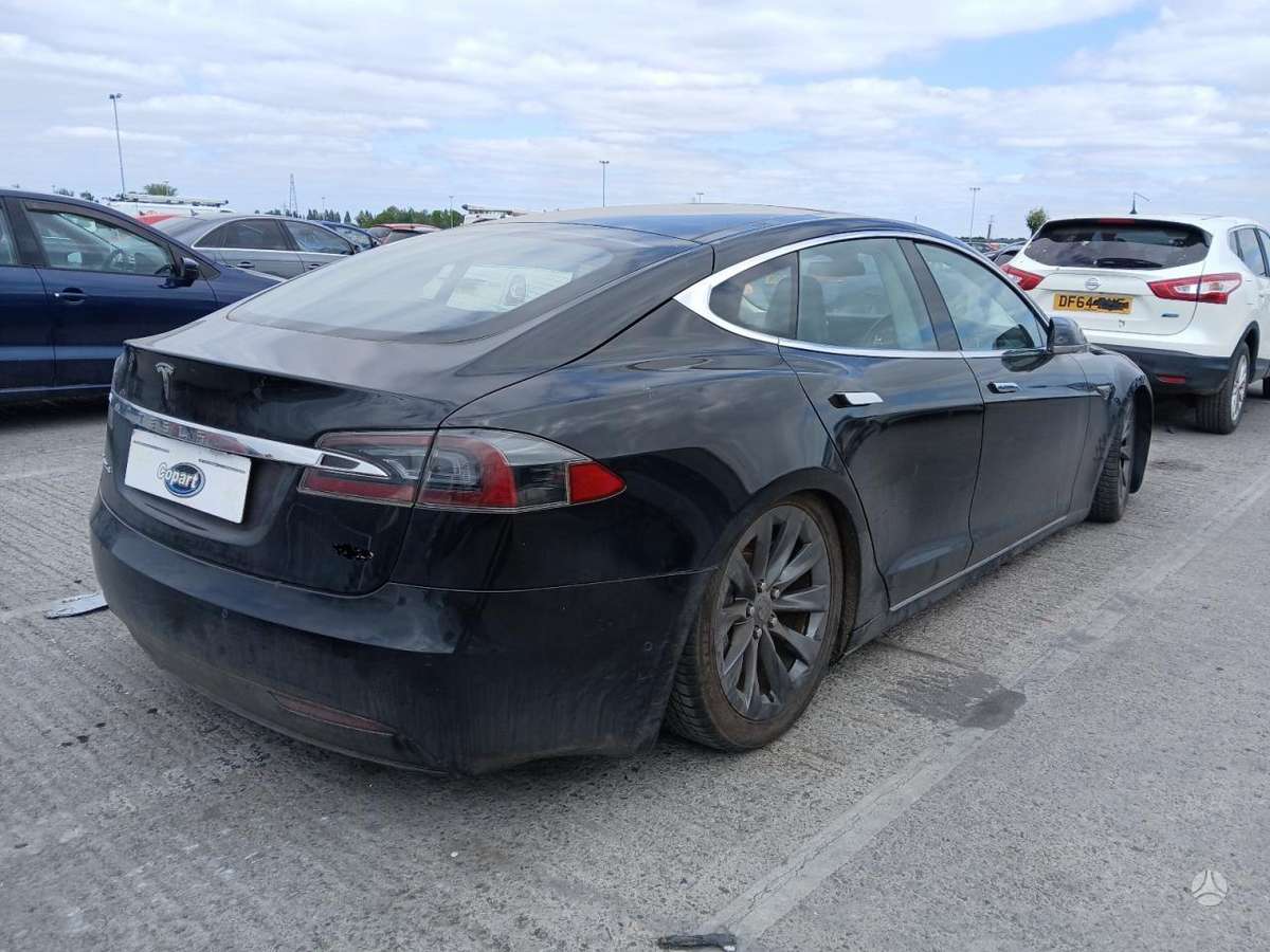 Tesla Model S Auto ardomas platesnė info telefonu