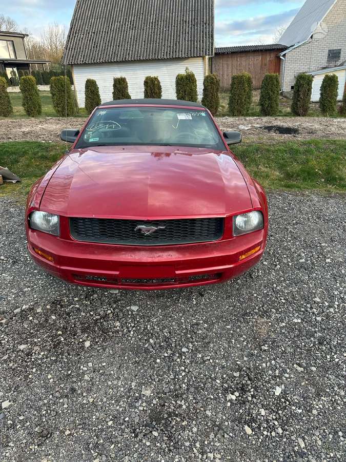 Ford Mustang dalimis. Stogas parduotas