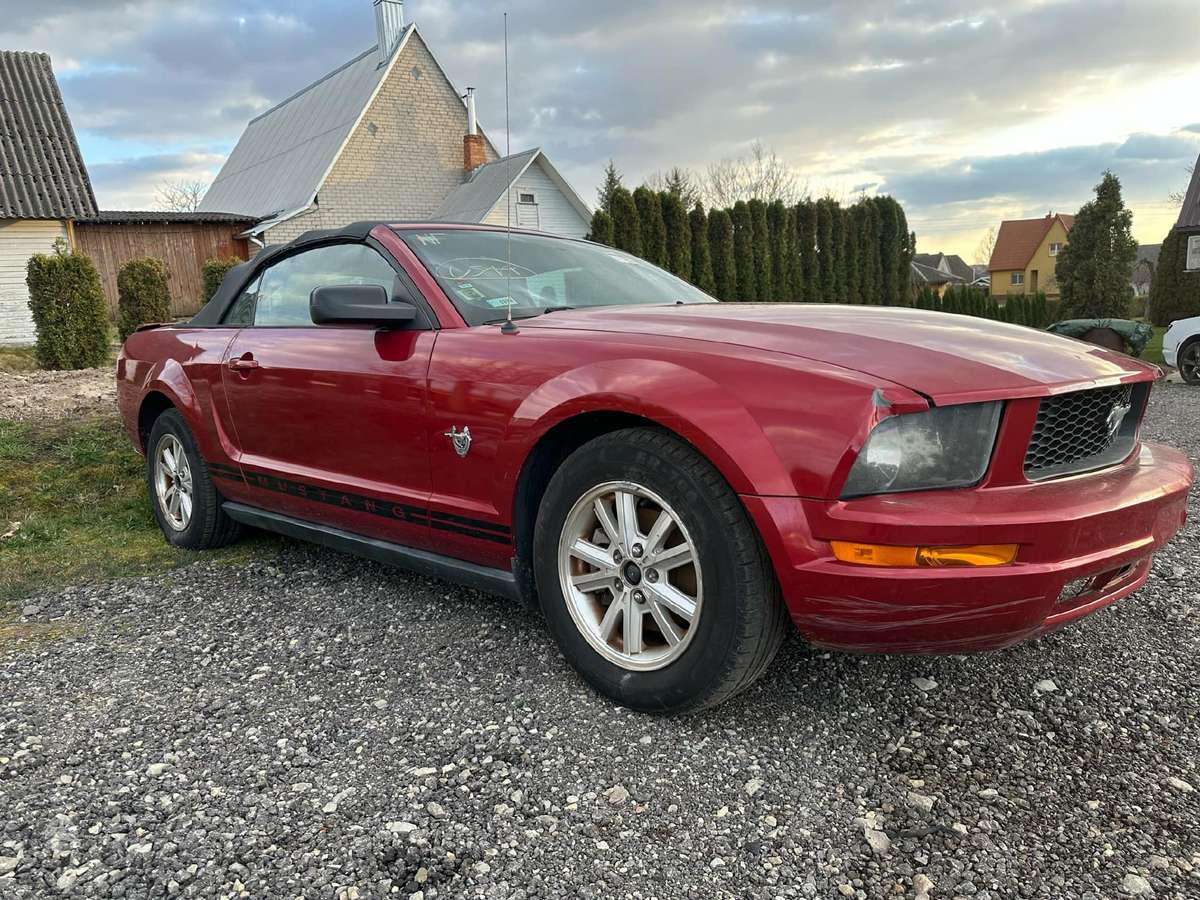 Ford Mustang dalimis. Stogas parduotas
