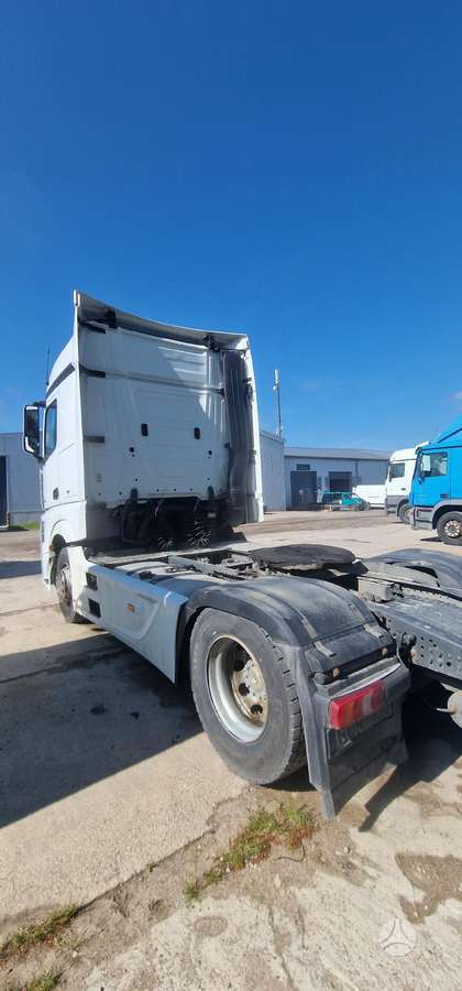 Mercedes-Benz 1845 retarder, single sleeper
