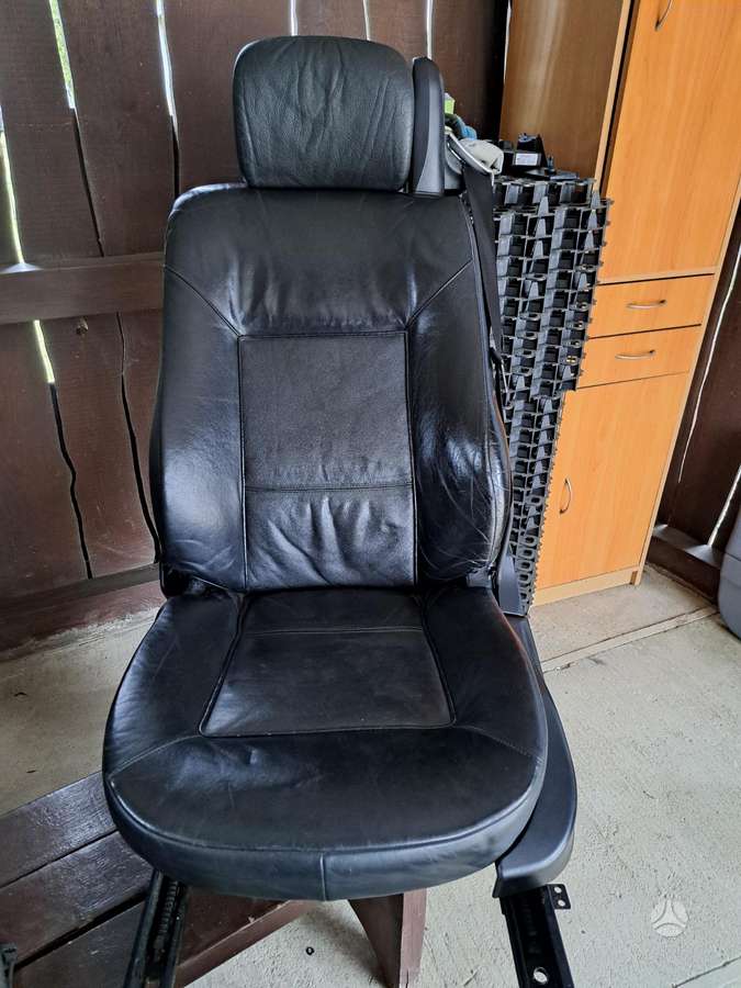 BMW 323 seats