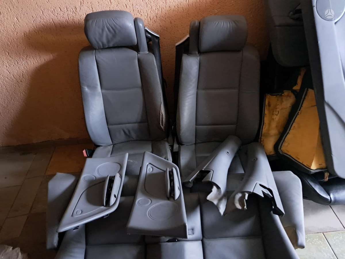 BMW 323 seats