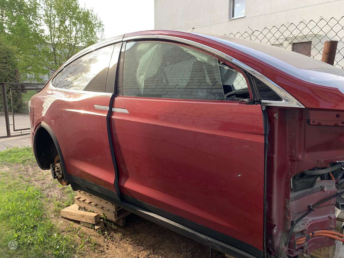 Tesla Model X rezerves daļās