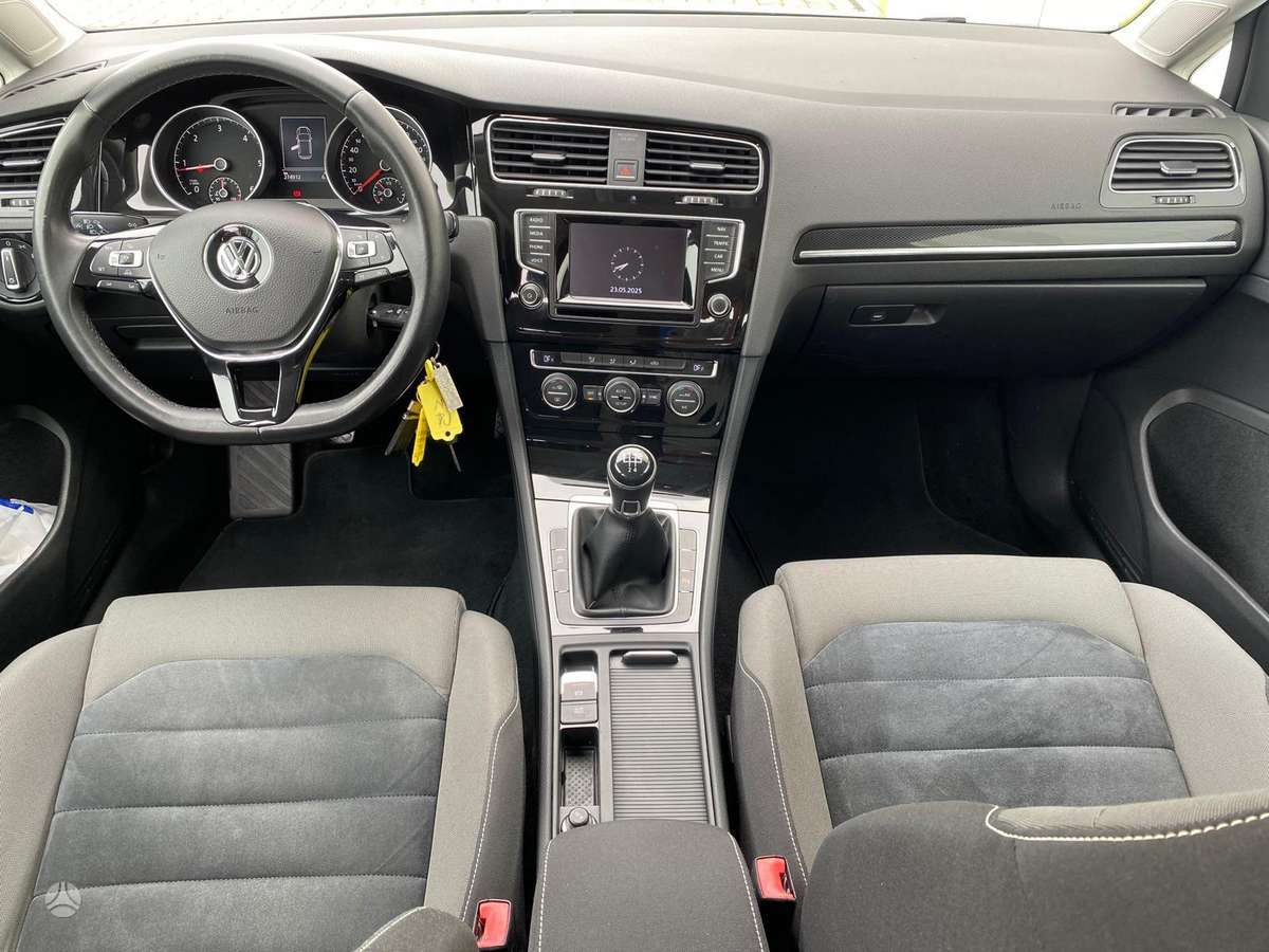 Volkswagen Golf - 11