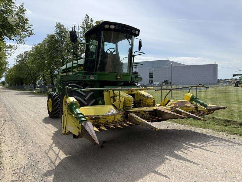 John Deere 7300, self-propelled mower conditioners