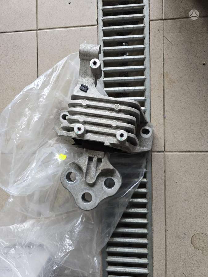 Jeep Cherokee, P68102283AF, engine bracket