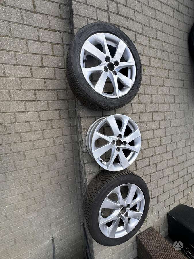 Toyota Yaris doors, lights