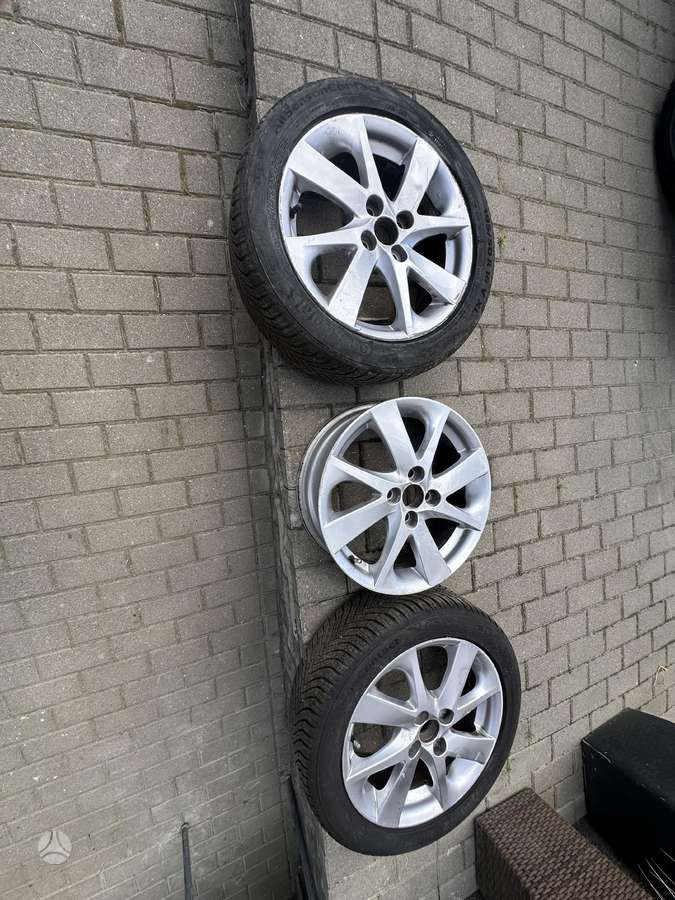 Toyota Yaris двери, фары