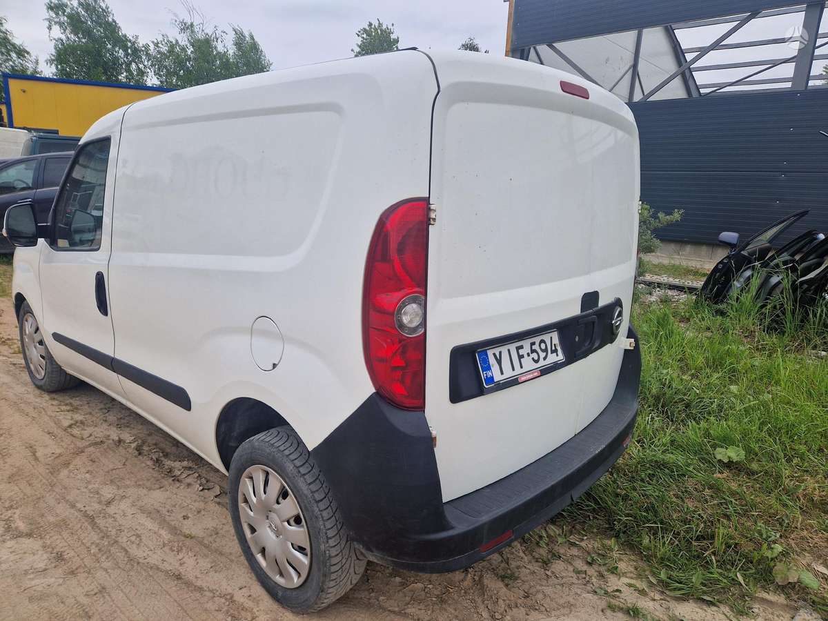 Opel Combo dalimis. Dar nepradėtas ardyti