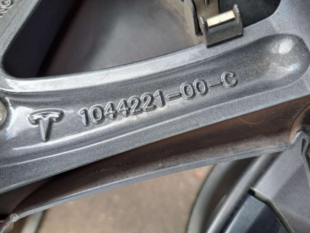 TESLA Model3, lengvojo lydinio, R18