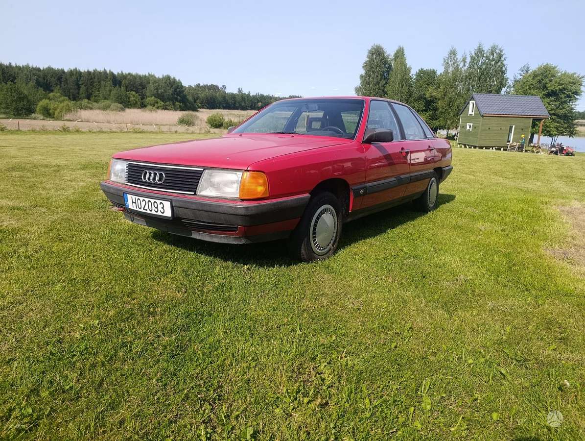 Audi 100, 1.8 l., Седан