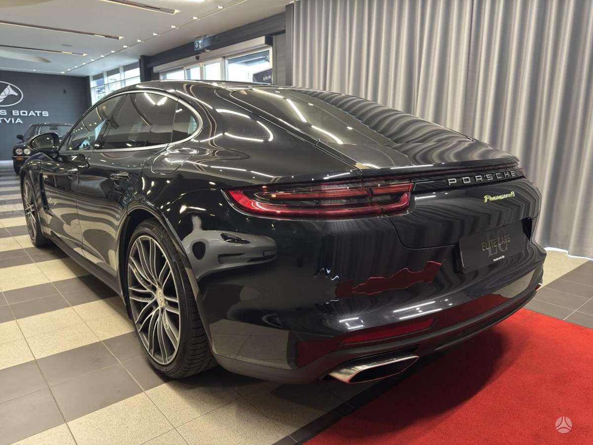 Porsche Panamera - 4