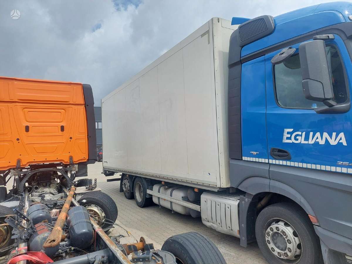 Schmitz TVO18M, trucks