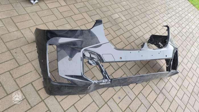 BMW X5 Tik bamperis su defektu