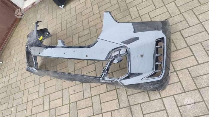 BMW X5 Tik bamperis su defektu