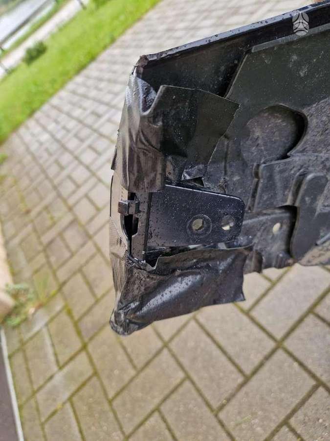 BMW X5 Tik bamperis su defektu
