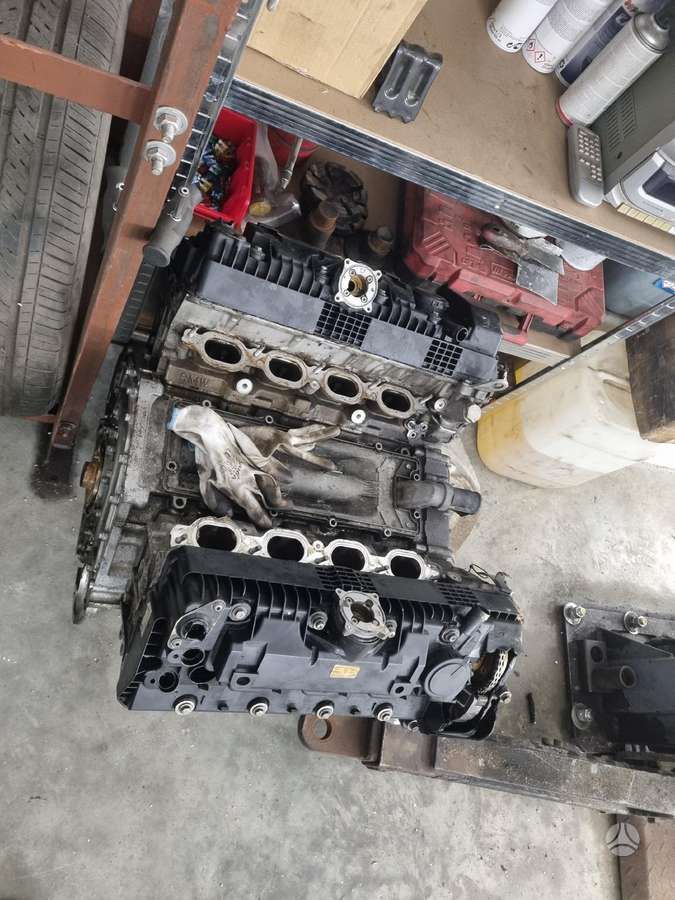 BMW 745 crankshaft, cylinder head