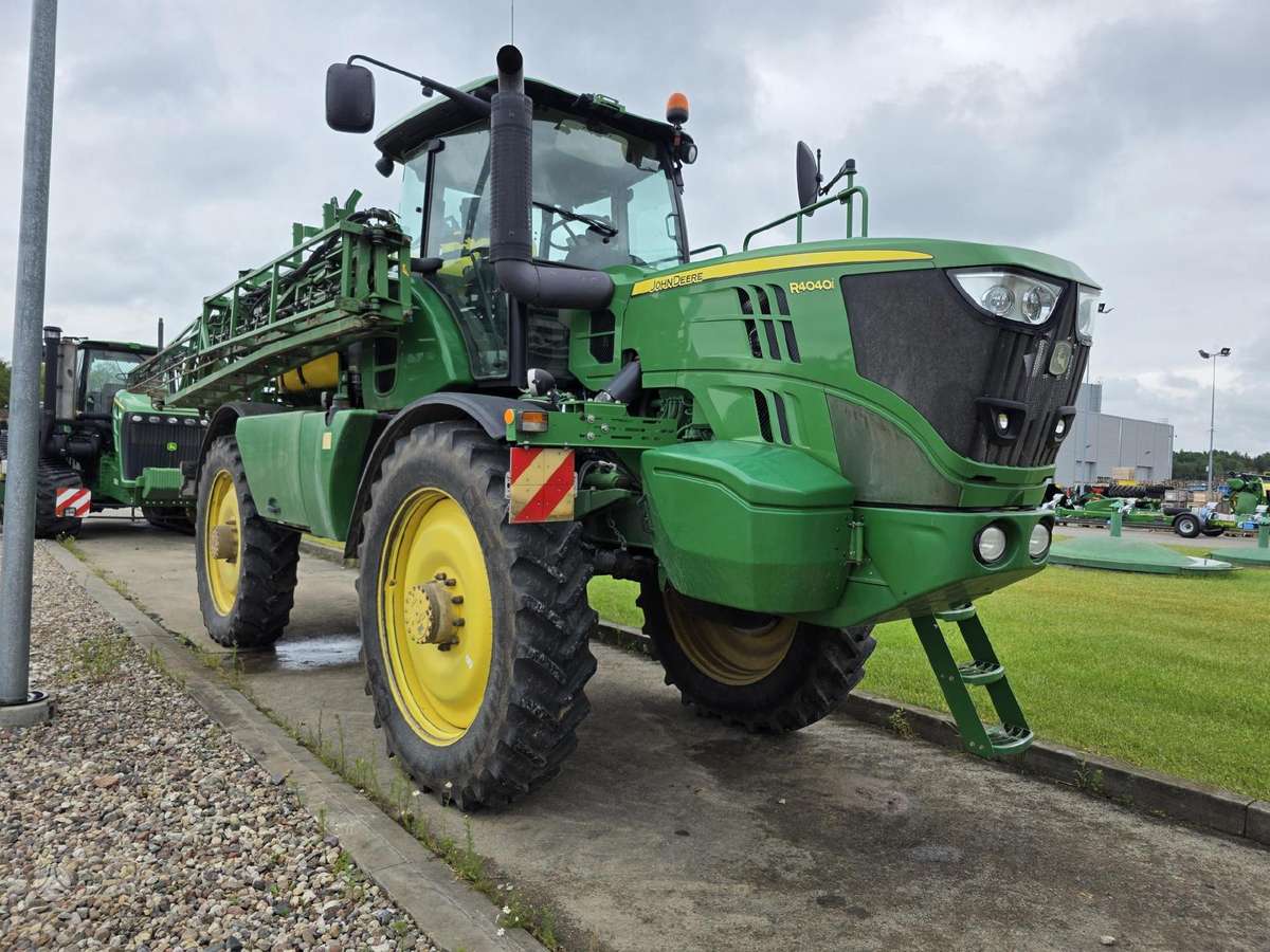 John Deere R4040i, self-propelled sprayers