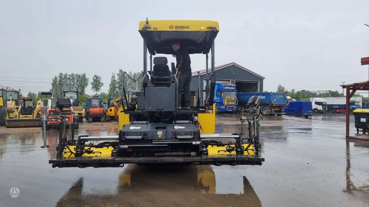 Bomag BF 300, kelių tiesimo mašinos