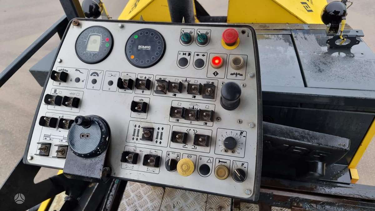 Bomag BF 300, paving machinery