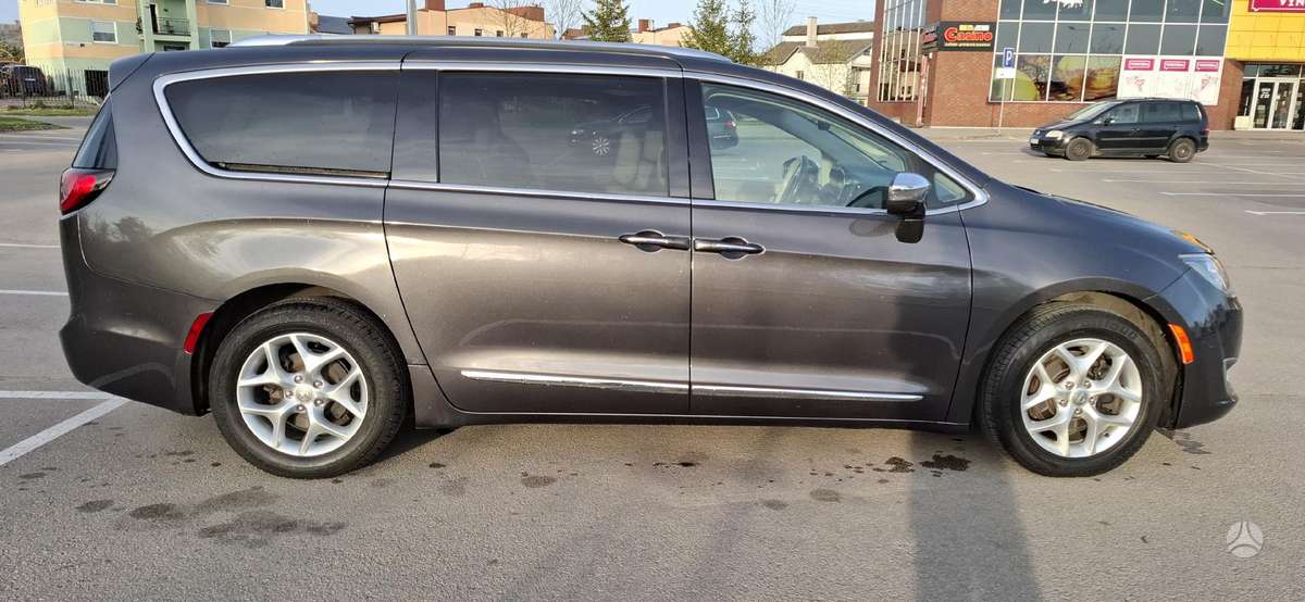 Chrysler Pacifica - 6