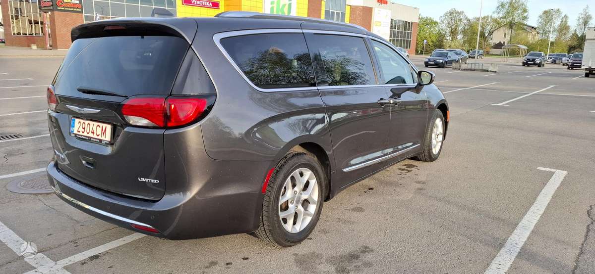 Chrysler Pacifica - 4