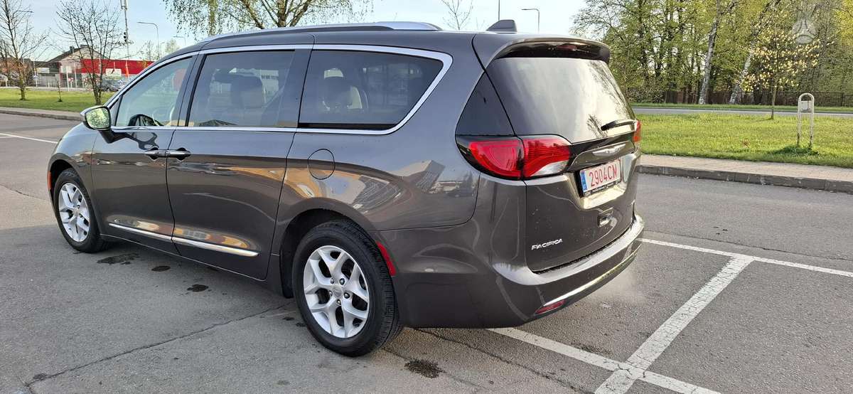 Chrysler Pacifica - 3