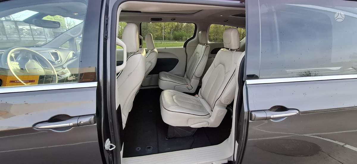 Chrysler Pacifica - 11