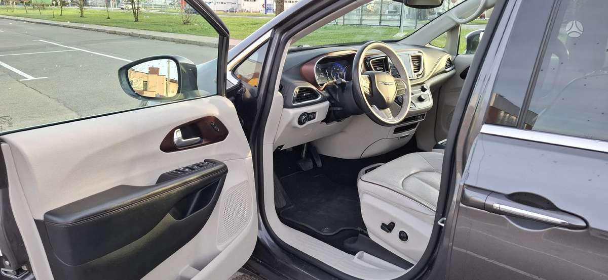 Chrysler Pacifica - 7