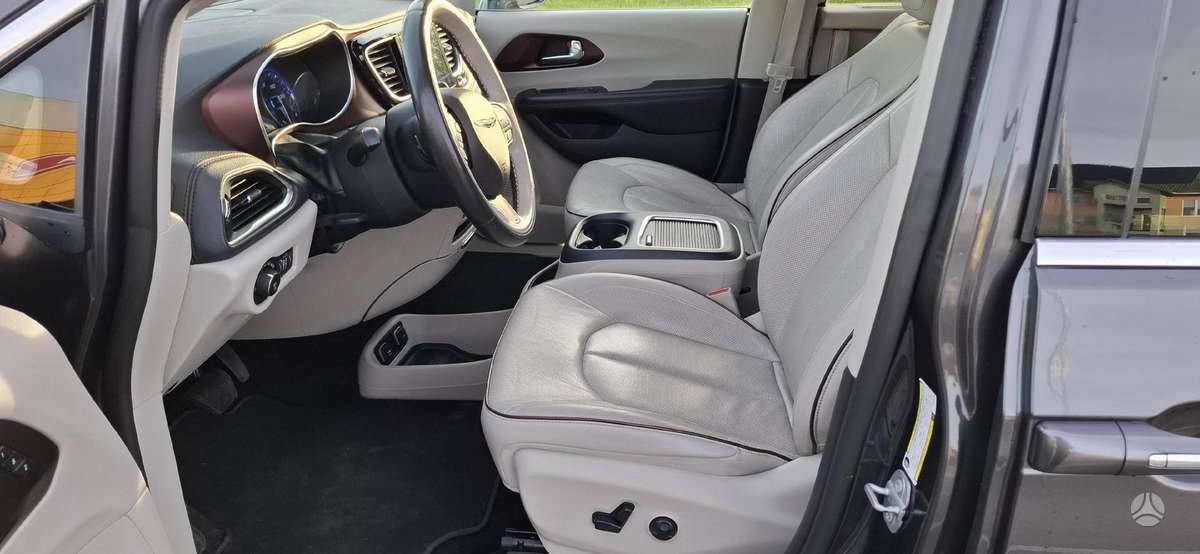 Chrysler Pacifica - 8