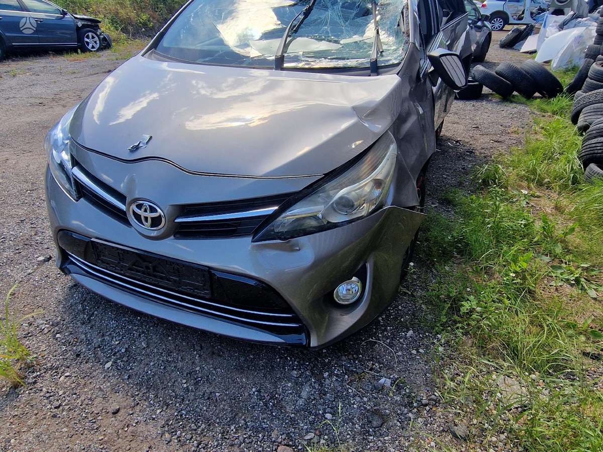 Toyota Verso по частям