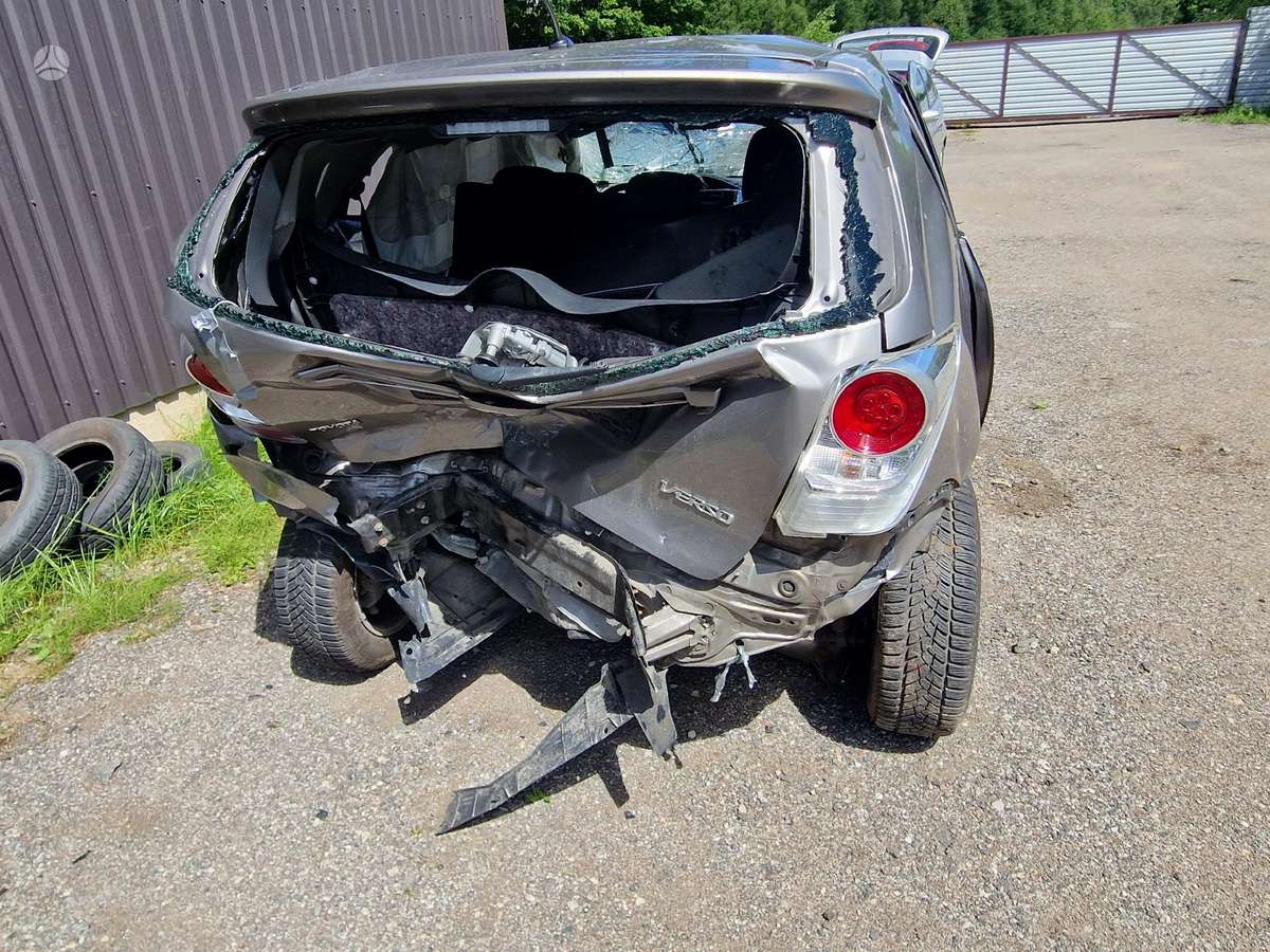 Toyota Verso dalimis