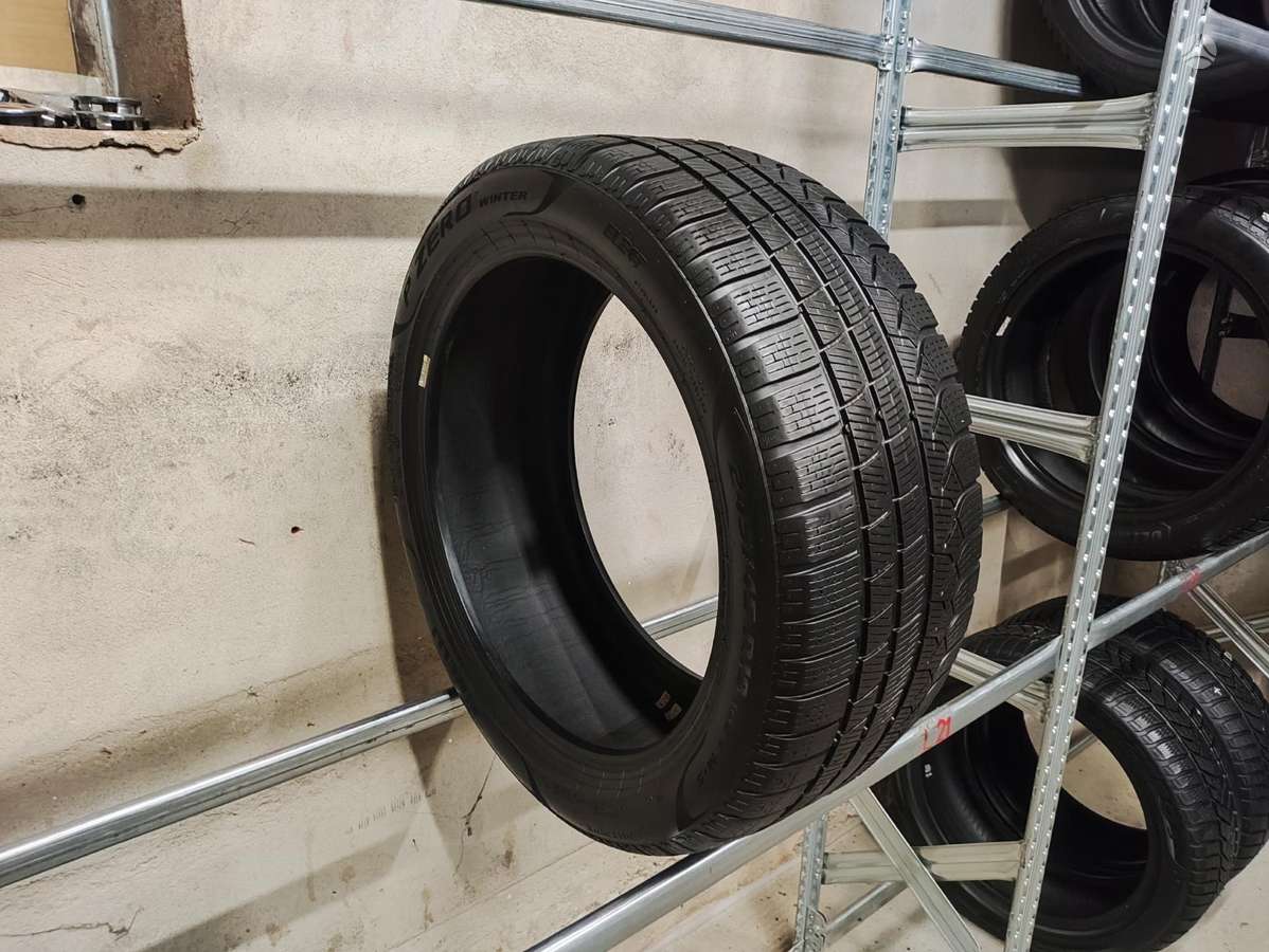 Pirelli PZero Winter apie 6mm, winter 245/45 R19