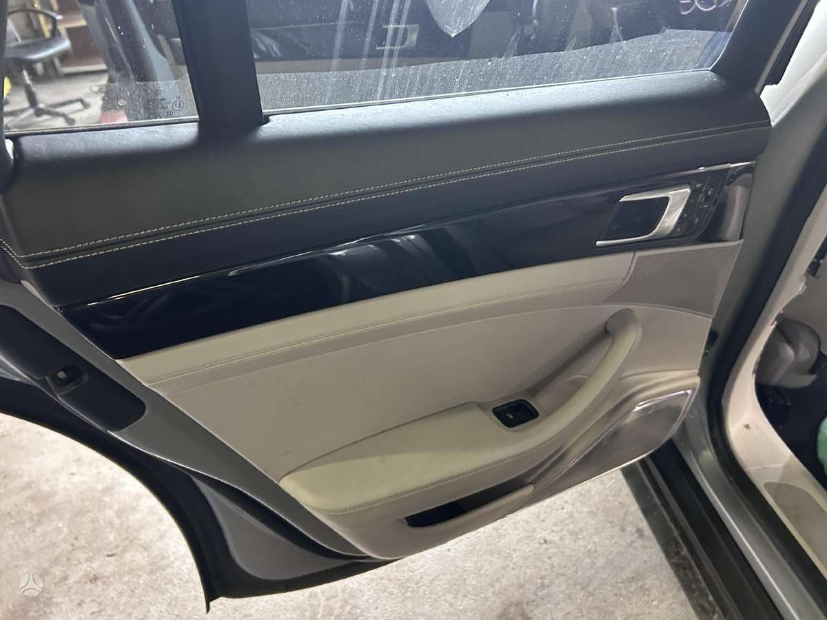 Porsche Panamera dalimis