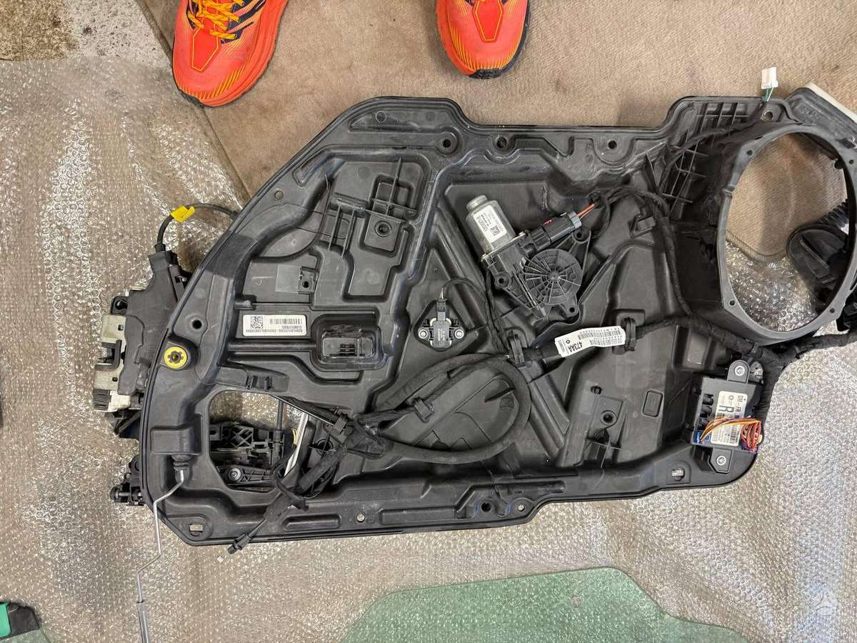 Dodge Challenger variklio detalės