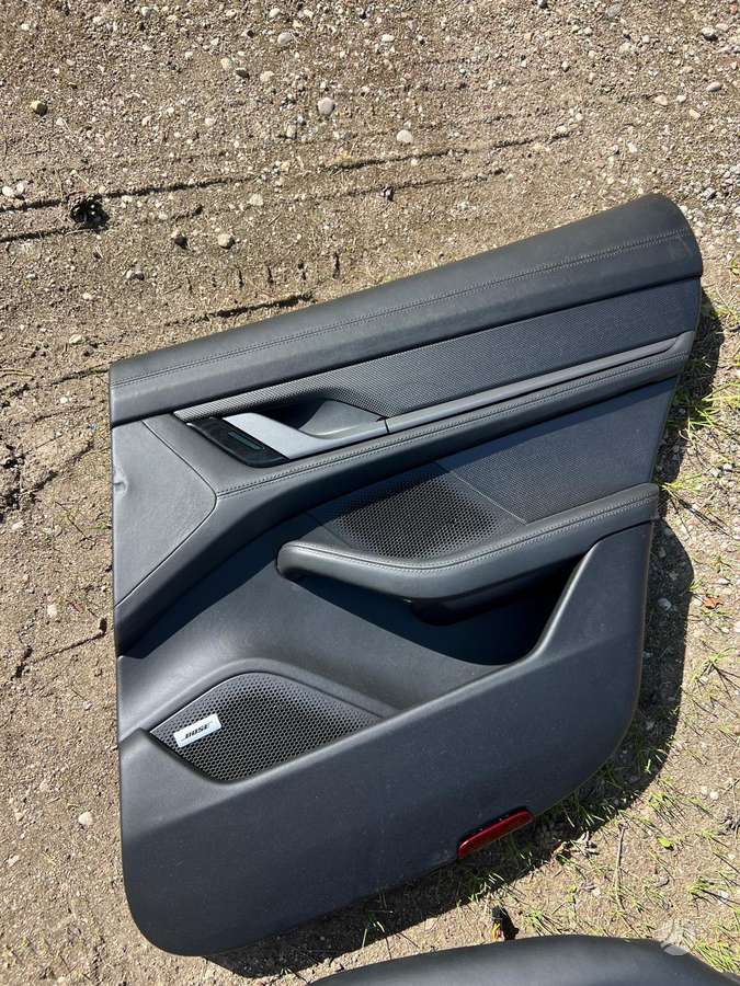 Porsche Taycan Kompelktinis salonas