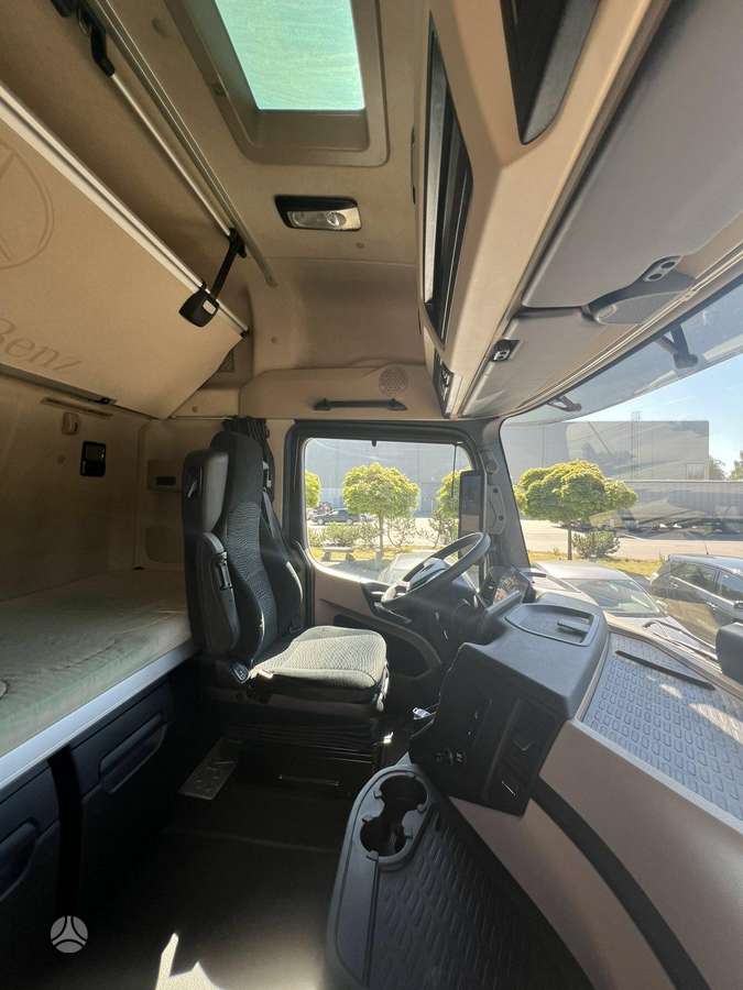 Mercedes-Benz Actros 1845 LS Big Space, double sleeper