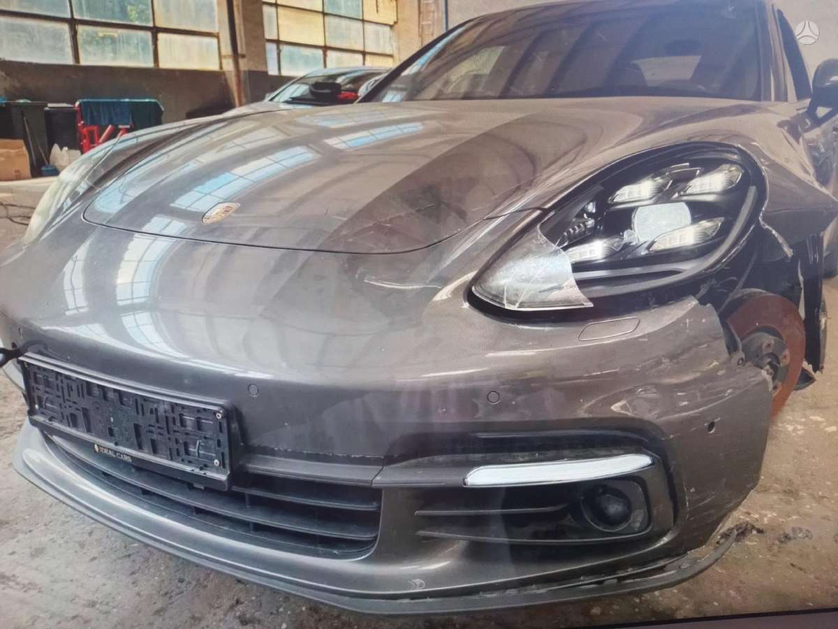 Porsche Panamera dalimis