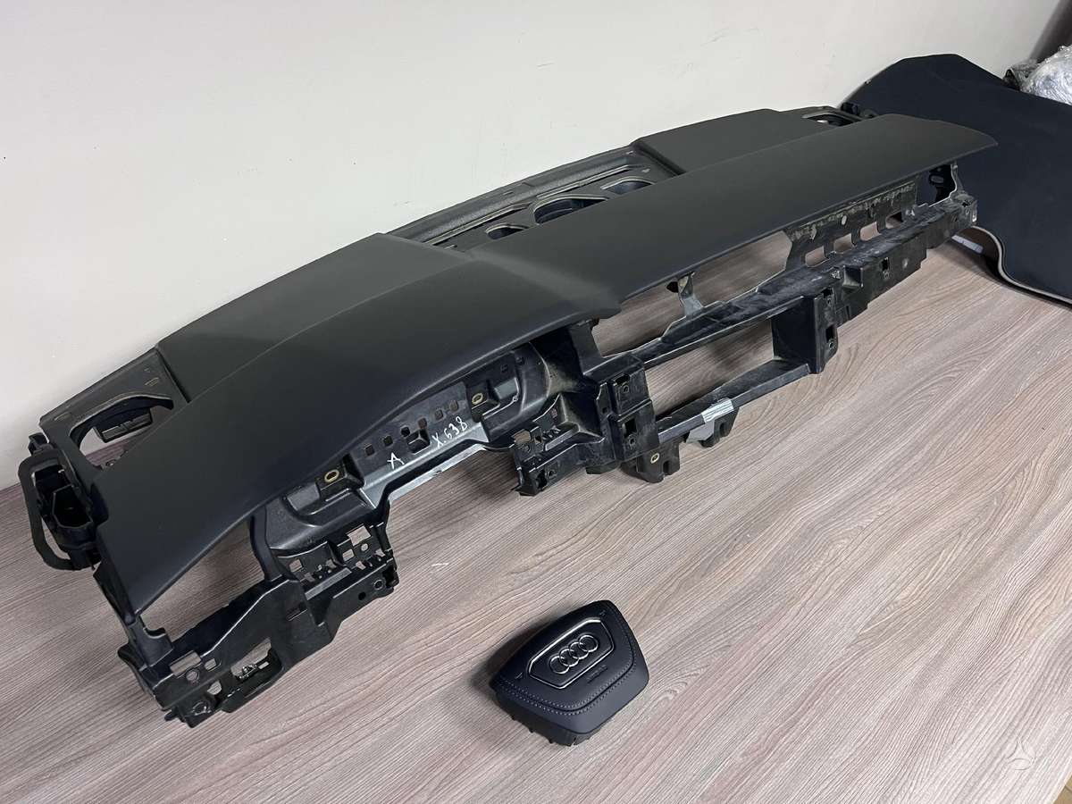 Audi A8 salono detalės