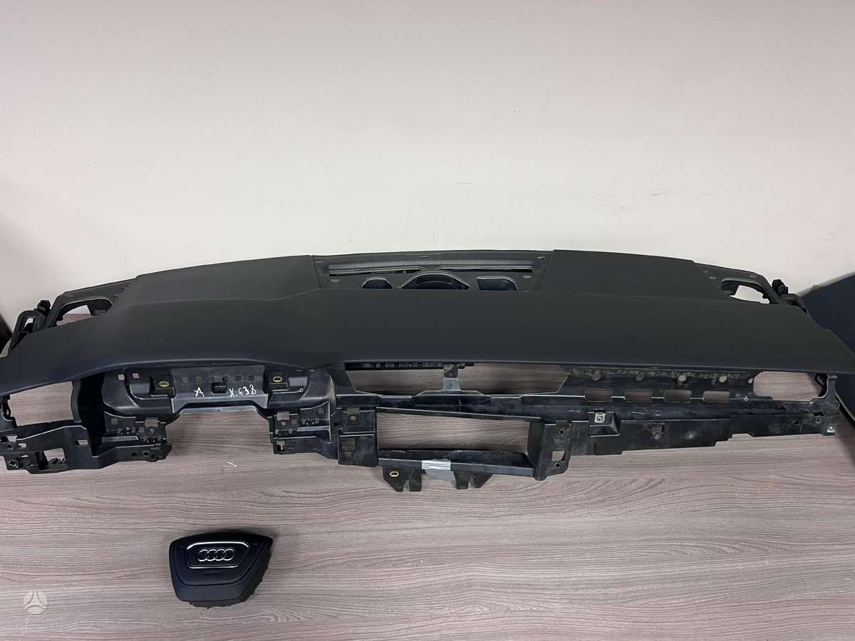 Audi A8 salono detalės