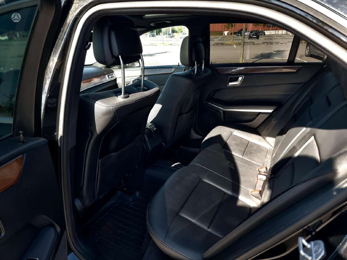 Mercedes-Benz E350, Седан