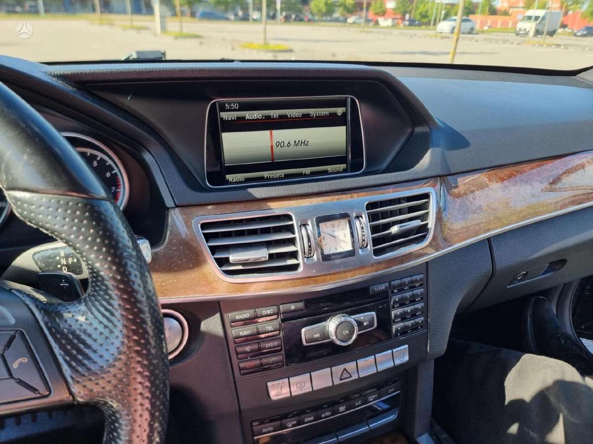 Mercedes-Benz E350, Седан