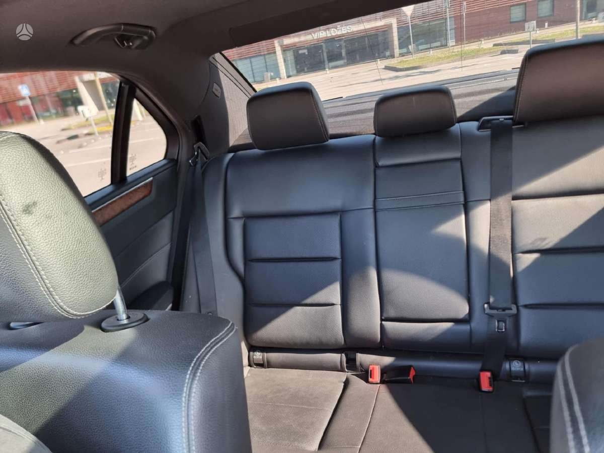 Mercedes-Benz E350, Седан