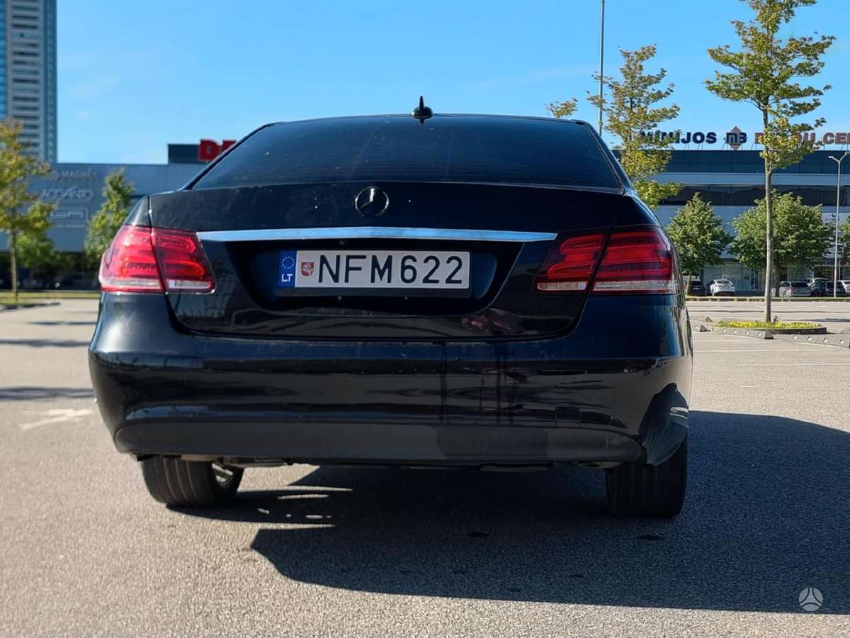 Mercedes-Benz E350, Седан